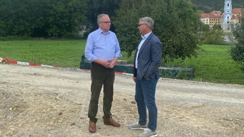 Finanzminister Magnus Brunner bei der Hochwasserschutz-Inspektion mit LH-Vize Stephan Pernkopf in der niederösterreichischen Wachau (Bild: Josef Poyer)