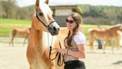 Isabel Heissenberger mit einem ihrer selbst gezüchteten Sport-Haflinger: "Man erkennt sie an ihrem eleganten Körperbau und der prachtvollen Mähne." (Bild: Barbara Schneider, Vera Janosch)