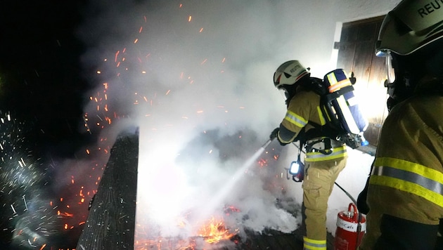 Der Brand konnte von der Feuerwehr rasch unter Kontrolle gebracht werden. (Bild: zoom.tirol)