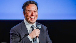 Bei seinem Auftritt mit Komiker Dave Chapelle hatte Elon Musk weniger zu lachen. (Bild: AP)