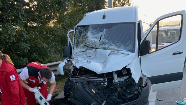 Ein Kleinbus war auf einen Lkw aufgefahren. (Bild: Rotes Kreuz Salzburg)