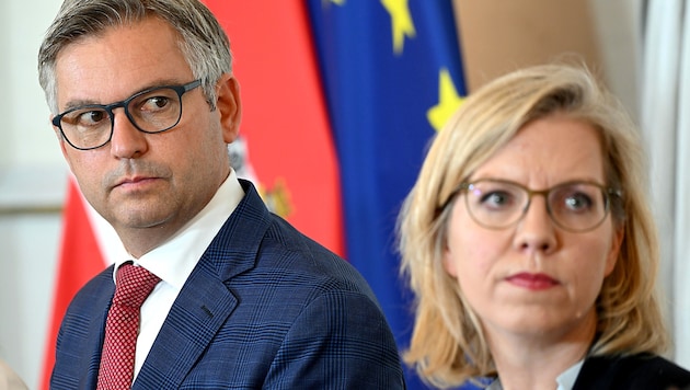 Maliye Bakanı Magnus Brunner (ÖVP) ve İklim Koruma Bakanı Leonore Gewessler (Yeşiller) sürekli olarak karşı karşıya geliyor. (Bild: APA/ROLAND SCHLAGER)