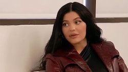 Kylie Jenner enthüllt, dass sie nach der Geburt ihres Sohnes „drei Wochen lang“ geweint habe. (Bild: Hulu)