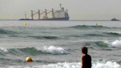 Vor Gibraltar der Massengutfrachter OS 35 (im Bild rechts) mit einem Flüssiggastanker kollidiert und droht zu sinken. (Bild: Europa Press via AP)