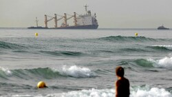 Vor Gibraltar der Massengutfrachter OS 35 (im Bild rechts) mit einem Flüssiggastanker kollidiert und droht zu sinken. (Bild: Europa Press via AP)