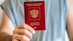 Russischer Pass, Symbolbild (Bild: uladzimirzuyeu - stock.adobe.com)