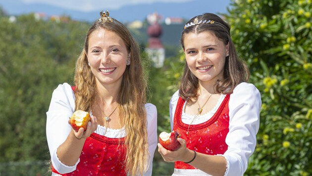 Die Apfelhoheiten haben die heurige Ernte bereits vor schönster Puch-Kulisse verkostet. Schmeckt! (Bild: Foto Fischer, Graz)