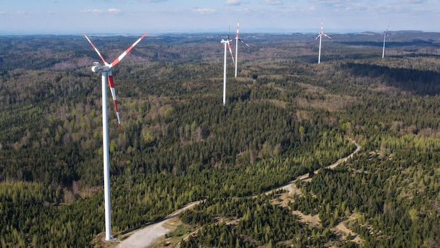 Die Nachbarn machen es vor: Den Windpark nahe der Landesgrenze in Munderfing (OÖ) wird derzeit sogar erweitert. (Bild: Scharinger Daniel)