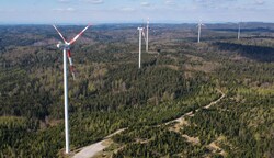 Die Nachbarn machen es vor: Den Windpark nahe der Landesgrenze in Munderfing (OÖ) wird derzeit sogar erweitert. (Bild: Scharinger Daniel)