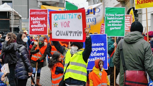 Im November 2021 demonstrierten 2000 Teilnehmer in Graz für bessere Arbeitsbedingungen in der Elementarpädagogik. (Bild: Sepp Pail)