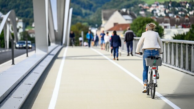 Die Eisenbahnbrücke benutzen täglich rund 4000 Radfahrer. (Bild: Alexander Schwarzl)