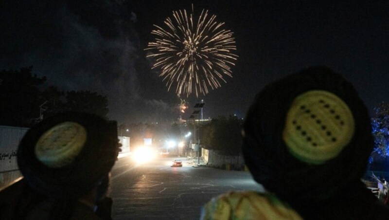 Ein kleines Feuerwerk gab es auch. (Bild: APA/AFP/Wakil KOHSAR)