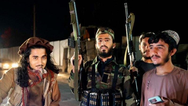 Die Taliban machten die Nacht zum Tag und feierten. (Bild: APA/AFP/Wakil KOHSAR)