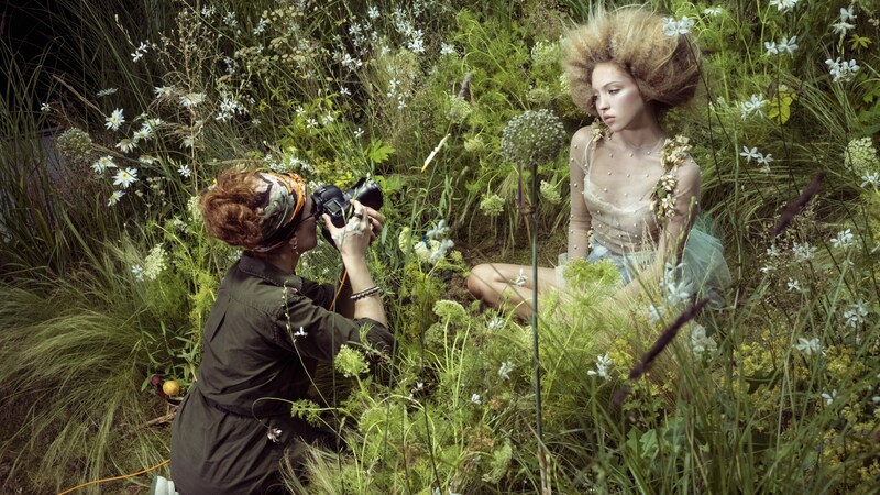 Lila Moss wurde als „Die Seherin“ für den Pirelli Kalender in Szene gesetzt. (Bild: From the backstage of the 2023 Pirelli Calendar by Emma Summerton, photo by Alessandro Scotti)