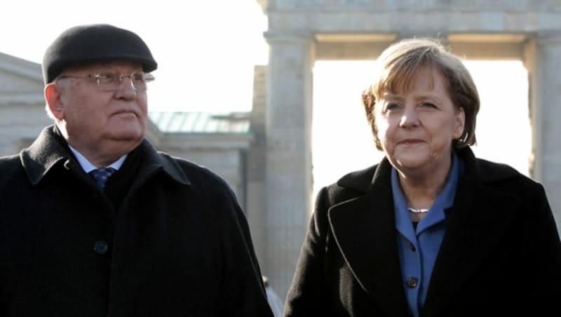 Archivaufnahme aus dem Jahr 2011: Merkel und Gorbatschow beim Brandenburger Tor (Bild: AFP)