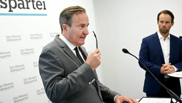 ÖVP-Wien-Finanzsprecher Manfred Juraczka und Klubobmann Markus Wölbitsch drängen auf Transparenz rund um die Wien Energie. (Bild: APA/ROLAND SCHLAGER)