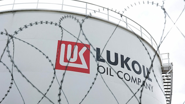 Ein Rohölspeicher des russischen Konzerns Lukoil in Brüssel (Bild: APA/AFP/Kenzo TRIBOUILLARD)