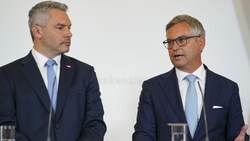 Von links: Bundeskanzler Karl Nehammer und Finanzminister Magnus Brunner (beide ÖVP) verkündeten am MIttwoch die Kreditvergabe an die Stadt Wien. (Bild: APA/EVA MANHART)