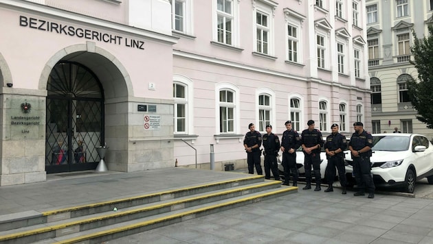 Polizisten waren angerückt, um das Landesgericht Linz zu bewachen (Bild: Christoph Gantner)