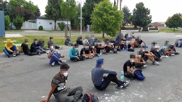 So wie hier in Nikitsch sitzen bis zu 50 aufgegriffene Migranten auf der Straße, darunter sogar Kinder, die allein geflüchtet sind. Die „Krone“ hat die wichtigsten Aufgriffszahlen. (Bild: Christian Schulter)