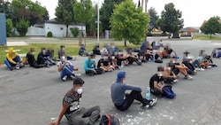 So wie hier in Nikitsch sitzen bis zu 50 aufgegriffene Migranten auf der Straße, darunter sogar Kinder, die allein geflüchtet sind. Die „Krone“ hat die wichtigsten Aufgriffszahlen. (Bild: Christian Schulter)