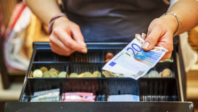 Nutzen Sie lieber Bargeld oder Kartenzahlung? Stimmen Sie unten ab. (Bild: Goodpics - stock.adobe.com)