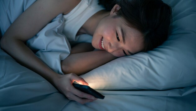 Keine gute Idee: der Blick aufs Handy kurz vor dem Schlafen (Bild: naka - stock.adobe.com)