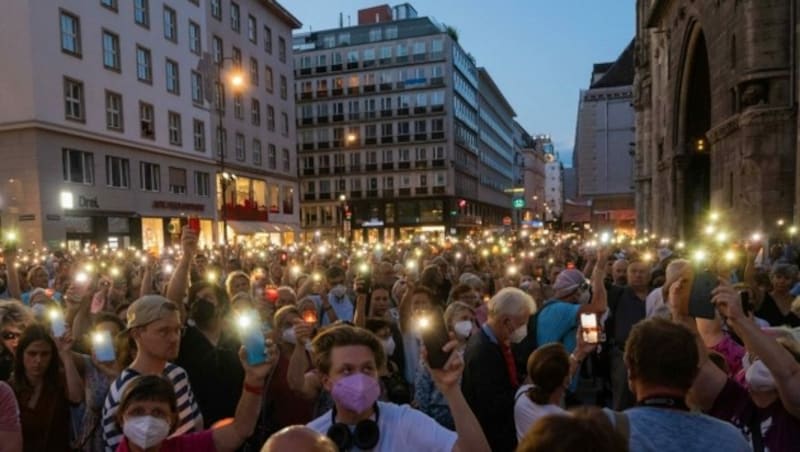 Nach dem Selbstmord der Ärztin gab es landesweit Entsetzen und Empörung. Es fanden Mahnwachen und Kundgebungen, statt, bei denen auch die Exekutive heftig kritisiert worden war. (Bild: SEPA.Media | Martin Juen)