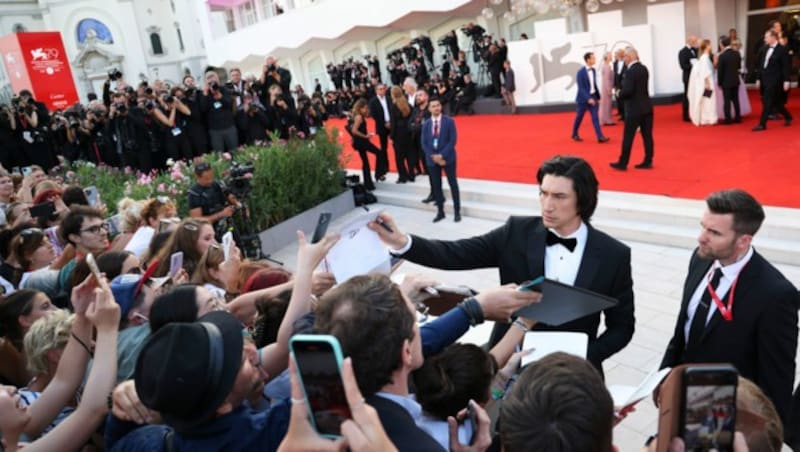 Hollywoodstar Adam Driver gab fleißig Autogramme auf dem Roten Teppich. (Bild: Vianney Le Caer/Invision/AP)