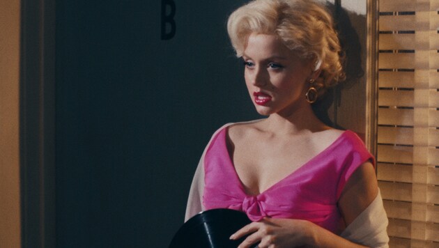 Ana de Armas verwandelt sich im Netflix-Streifen „Blonde“ in Marilyn Monroe. (Bild: 2022 © Netflix)