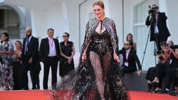 US-Schauspielerin Julianne Moore auf bei der Eröffnungszeremonie des 79. Internationalen Filmfestivals von Venedig am Lido di Venezia in Venedig (Bild: APA/Photo by Tiziana FABI/AFP)