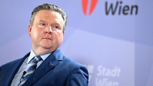Die Causa Wien Energie bringt Wiens Bürgermeister Michael Ludwig (SPÖ) unter Druck (Bild: APA/ROLAND SCHLAGER)