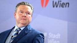 Die Causa Wien Energie bringt Wiens Bürgermeister Michael Ludwig (SPÖ) unter Druck (Bild: APA/ROLAND SCHLAGER)