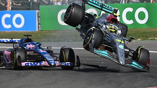 Lewis Hamilton (re.) kollidiert mit Fernando Alonso. (Bild: APA/AFP/JOHN THYS)