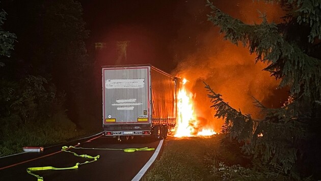 Der Lkw fing auf der - für Brummis gesperrten - Silvretta Hochalpenstraße Feuer und brannte komplett aus. (Bild: LPD Vorarlberg)