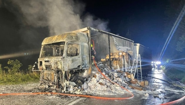 El camión y el remolque se quemaron por completo.  (Imagen: LPD Vorarlberg)