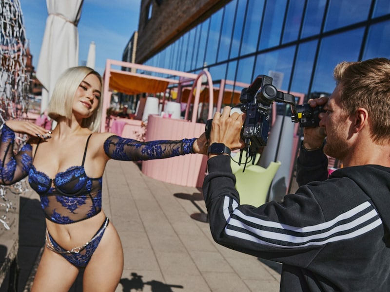 Mathea zeigt sich in der neuen Dessous-Kampagne von Tezenis von ihrer sinnlichen Seite. (Bild: Tezenis)