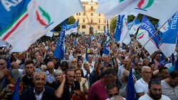 Kundgebung der rechtsextremen Partei Fratelli d‘Italia (Brüder Italiens/FdI) in Ancona (Bild: The Associated Press)