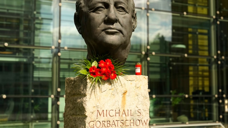 Blumen und eine Kerze an einer Büste des ehemaligen sowjetischen Präsidenten Michail Gorbatschow im Axel-Springer-Verlagshaus in Berlin (Bild: AP)