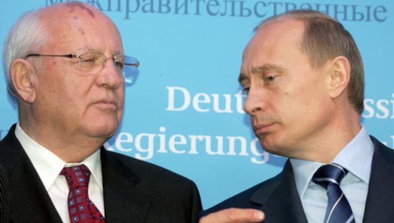 21. Dezember 2004: Wladimir Putin mit dem ehemaligen sowjetischen Präsidenten Michail Gorbatschow bei einer Pressekonferenz in Deutschland (Bild: AFP)