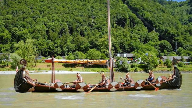 Zehn Meter lang, 800 Kilo schwer, sechs Jahre Bauzeit: Mit seinem Wikingerschiff-Koloss nahm Reinhard Sovinz an der längsten organisierten Kanutour der Welt auf der Donau teil. (Bild: ServusTV)
