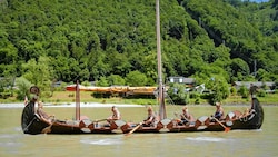 Zehn Meter lang, 800 Kilo schwer, sechs Jahre Bauzeit: Mit seinem Wikingerschiff-Koloss nahm Reinhard Sovinz an der längsten organisierten Kanutour der Welt auf der Donau teil. (Bild: ServusTV)