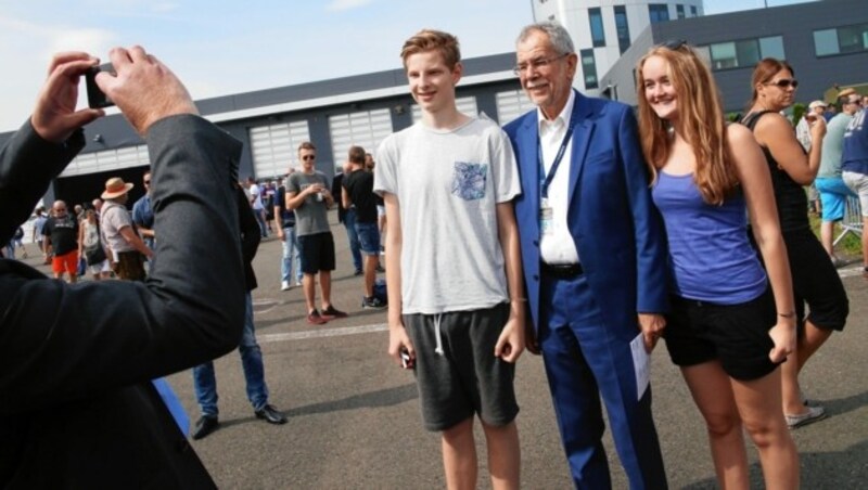 Alexander Van der Bellen mit Fans bei der Airpower 2016 in Zeltweg (Bild: Jürgen Radspieler)