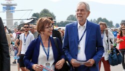 Alexander Van der Bellen und Doris Schmidauer bei der Airpower 2016 in Zeltweg, damals als Kandidat für das Amt des Bundespräsidenten (Bild: Jürgen Radspieler)