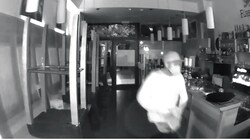 Der dreiste Einbrecher wurde von einer Überwachungskamera gefilmt. (Bild: zVg)