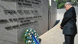 Dani Dayan bei der Gedenkstätte für die Opfer der Shoah im 9. Wiener Gemeindebezirk (Bild: Yad Vashem)