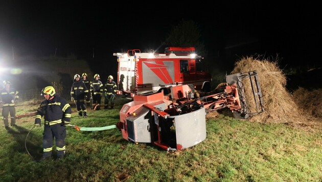 Feuerwehr, Rettung, Polizei und Notarzt wurden zu dem schrecklichen Unfall in Überackern gerufen. Sämtliche Versuche, den Elfjährigen zu reanimieren, verliefen aber ergebnislos. Die geschockten Eltern werden von einem Krisenteam betreut. (Bild: Daniel Scharinger)