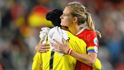 Carina Wenninger und Torfrau Manuela Zinsberger (Bild: REUTERS)