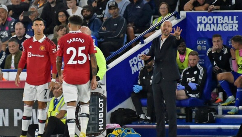 Trainer Erik ten Hag (rechts) wechselt Jadon Sancho aus und Cristiano Ronaldo ein - eine Szene, an die sich der portugiesische Superstar gewöhnen muss? (Bild: AP)