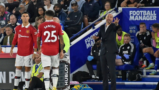 Trainer Erik ten Hag (rechts) wechselt Jadon Sancho aus und Cristiano Ronaldo ein - eine Szene, an die sich der portugiesische Superstar gewöhnen muss? (Bild: AP)